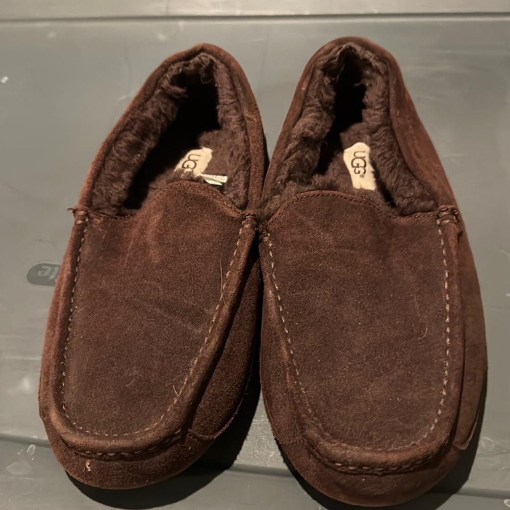 Men’s UGG never worn size 9 dark brown